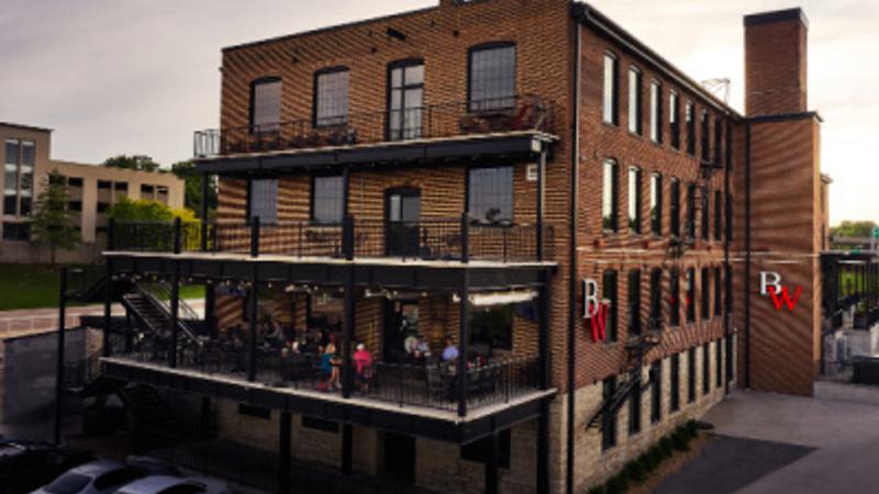 For restaurants in Jefferson City MO, come to Big Whiskey's.